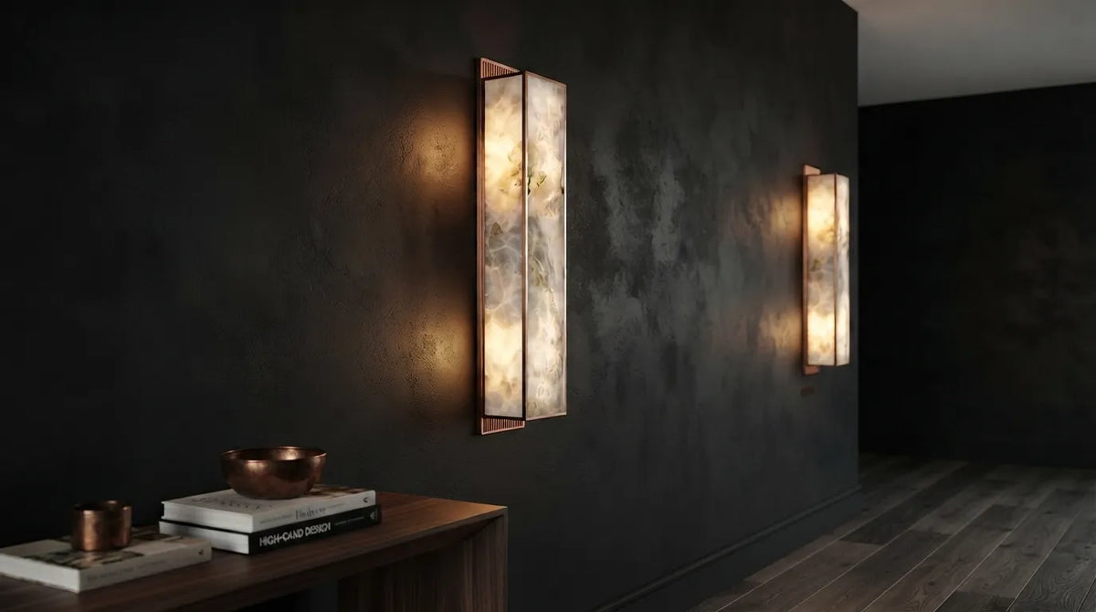 Applique murale haut de gamme en marbre et cuivre sur mur élégant sombre Image