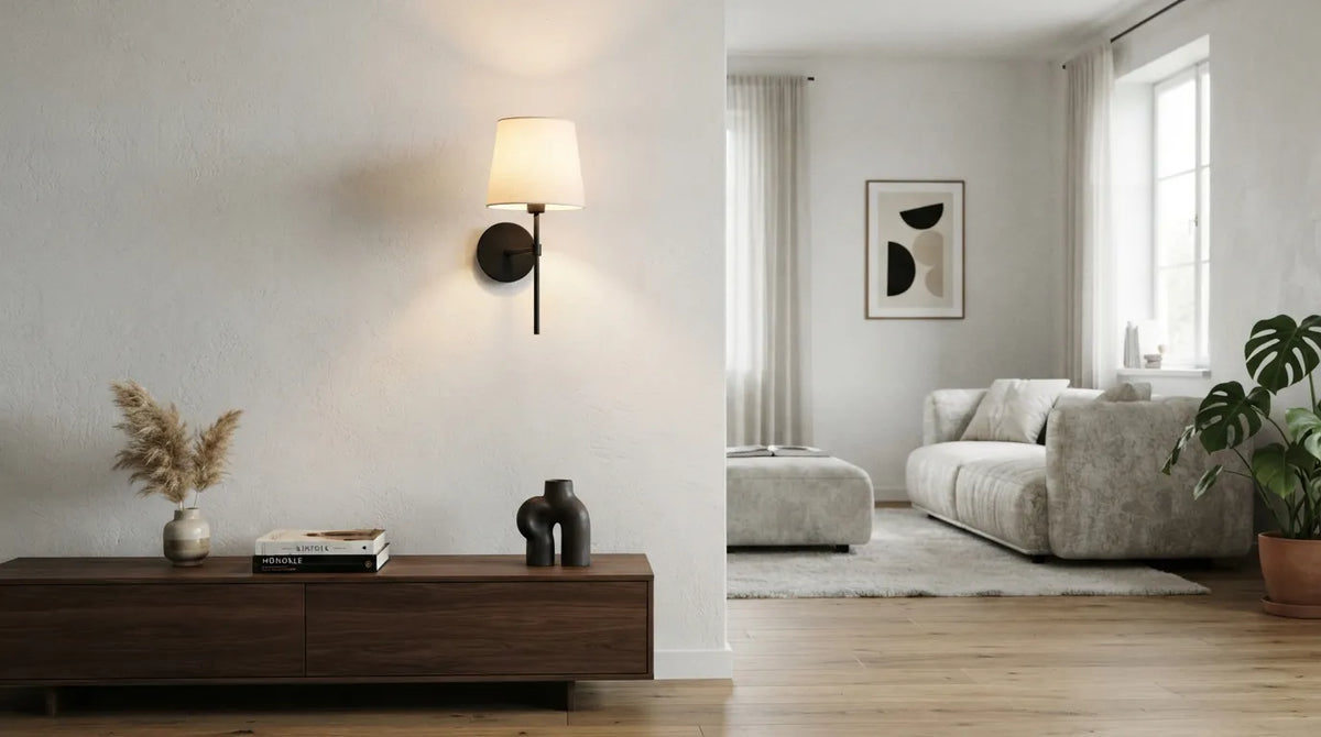 Applique murale noire design allumée sur mur clair, intérieur contemporain