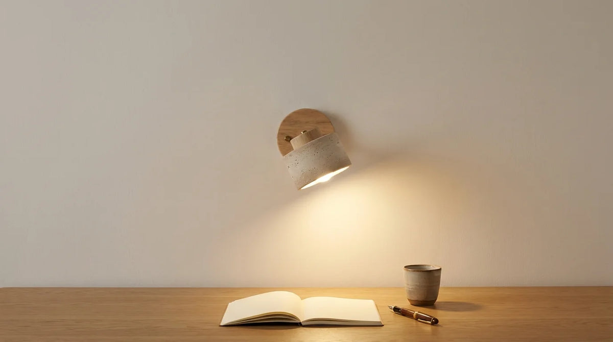 Applique murale orientable en travertin et bois allumée au-dessus d'un bureau en chêne