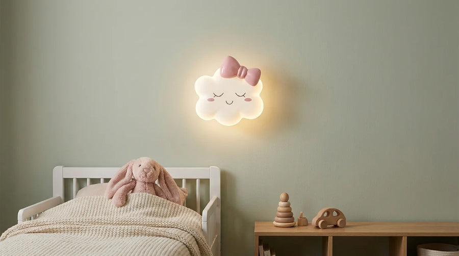 Applique murale nuage allumée en veilleuse au-dessus d'un lit d'enfant dans une chambre vert sauge