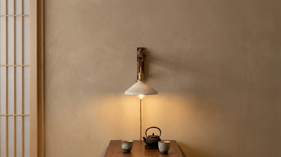 Applique murale japonaise en noyer et céramique allumée au-dessus d'une table basse