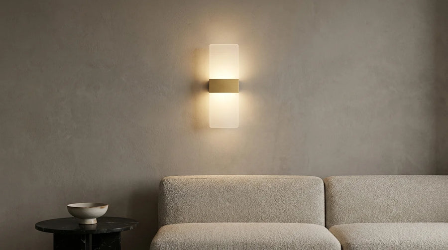 Applique murale moderne LED minimaliste allumée au-dessus d'un canapé contemporain