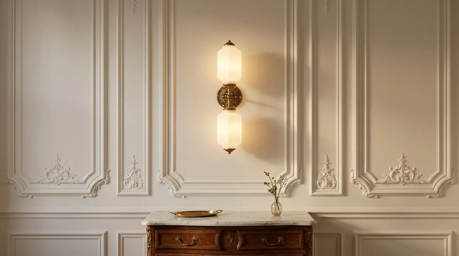 Applique murale vintage double en bronze et verre opalin dans un appartement haussmannien