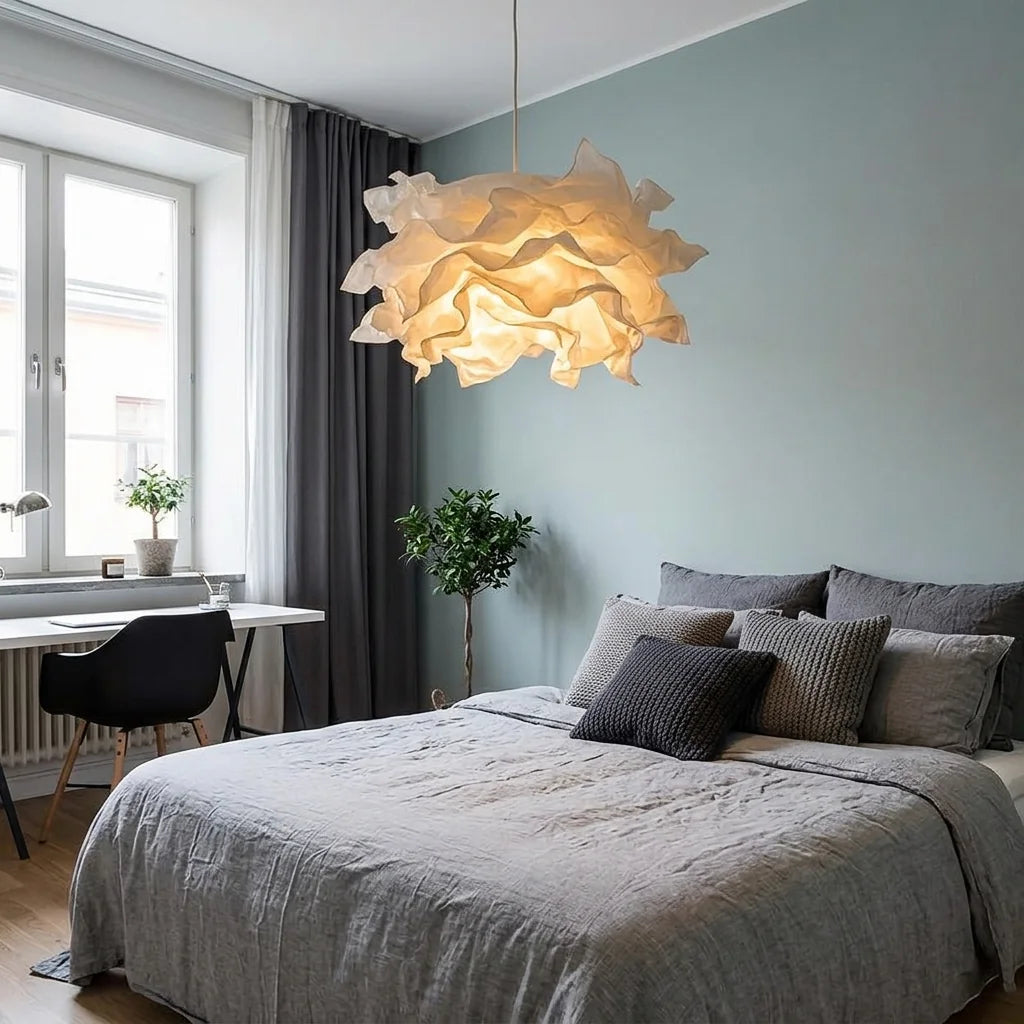 Abat-jour nuage en papier dans une chambre scandinave