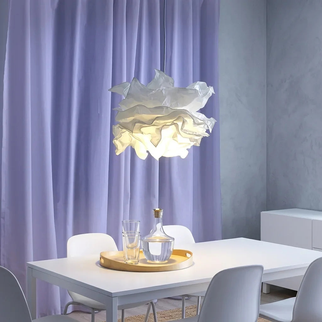 Abat-jour nuage en papier au-dessus d’une table à manger