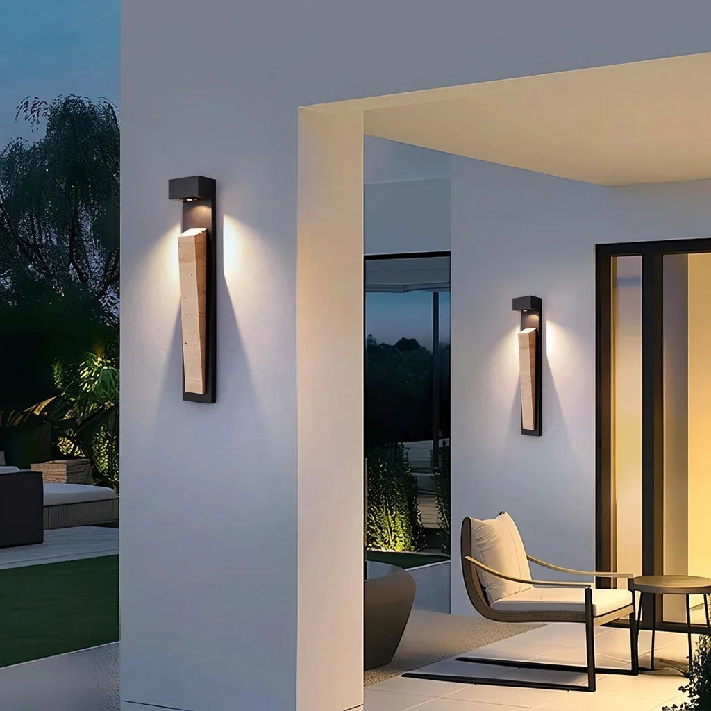 Appliques cadre noir et travertin sur un patio blanc au crépuscule