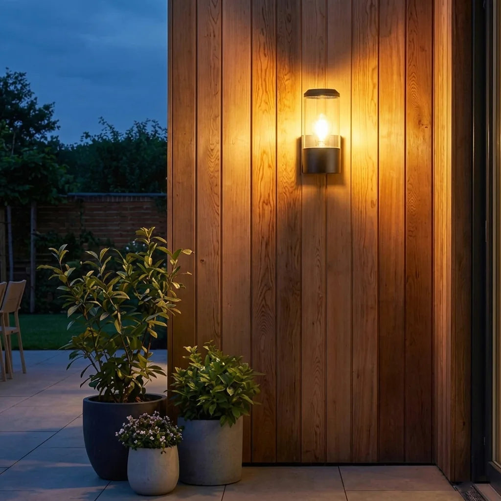 Applique cylindre en verre allumée sur un bardage en bois de terrasse