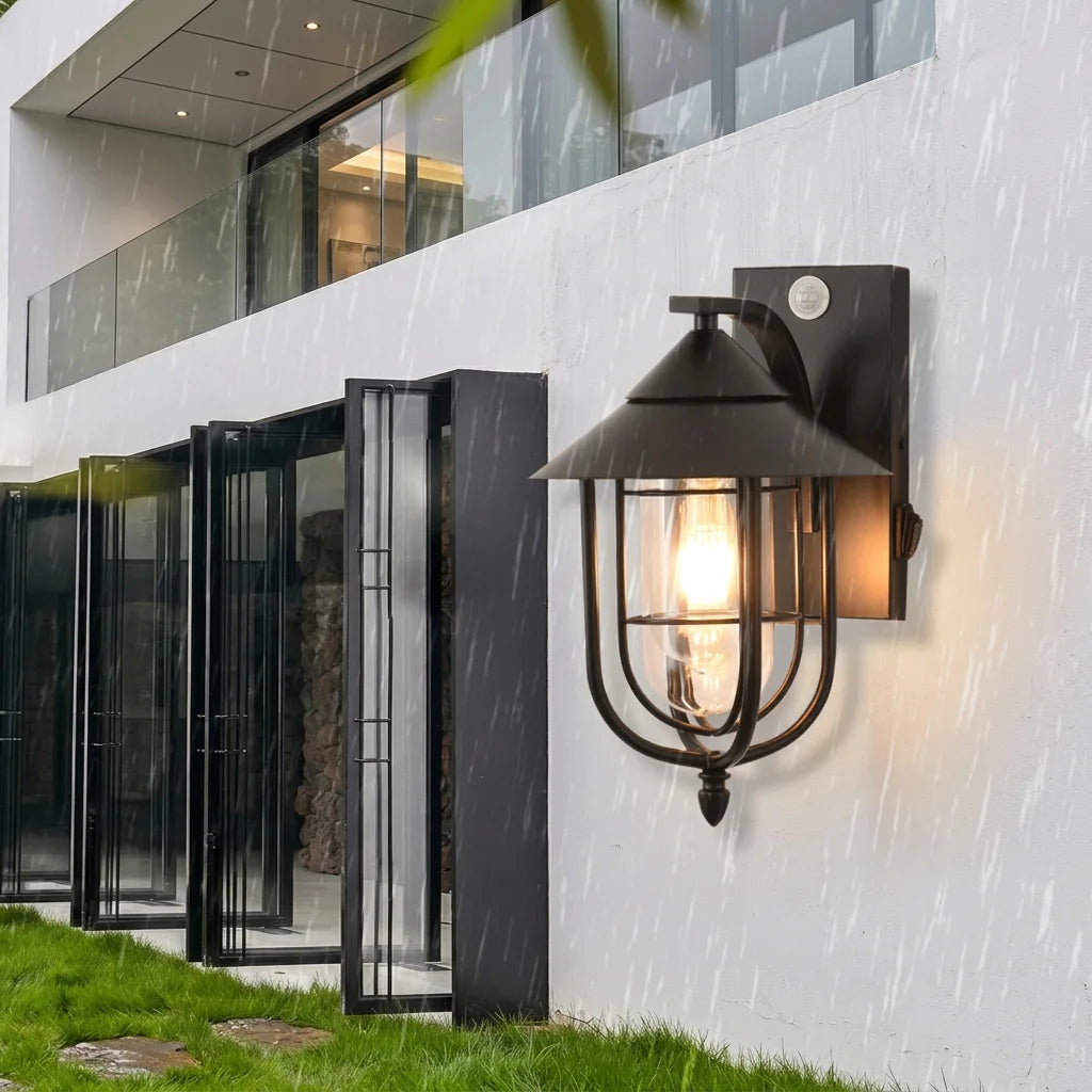 Applique lanterne étanche allumée sur une façade sous la pluie