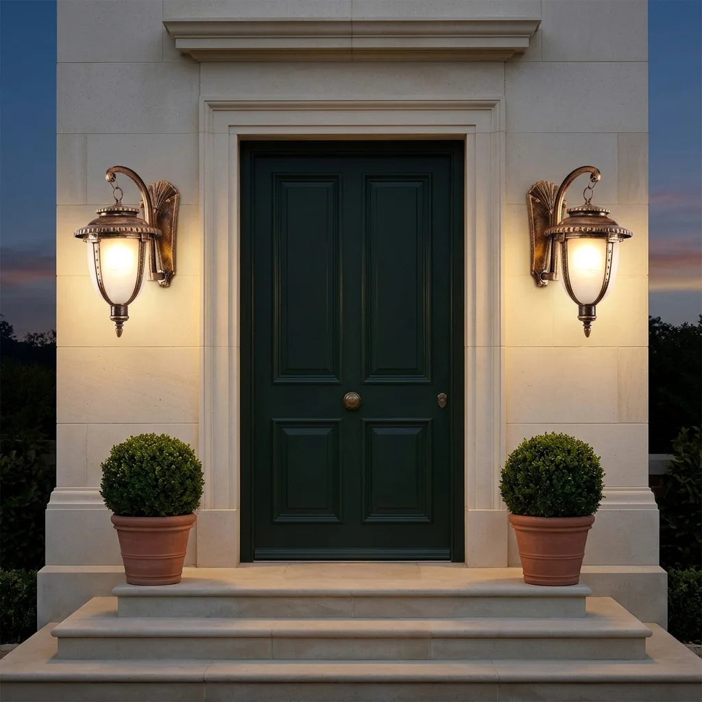 Deux appliques lanterne urne bronze de part et d'autre d'une porte d'entrée
