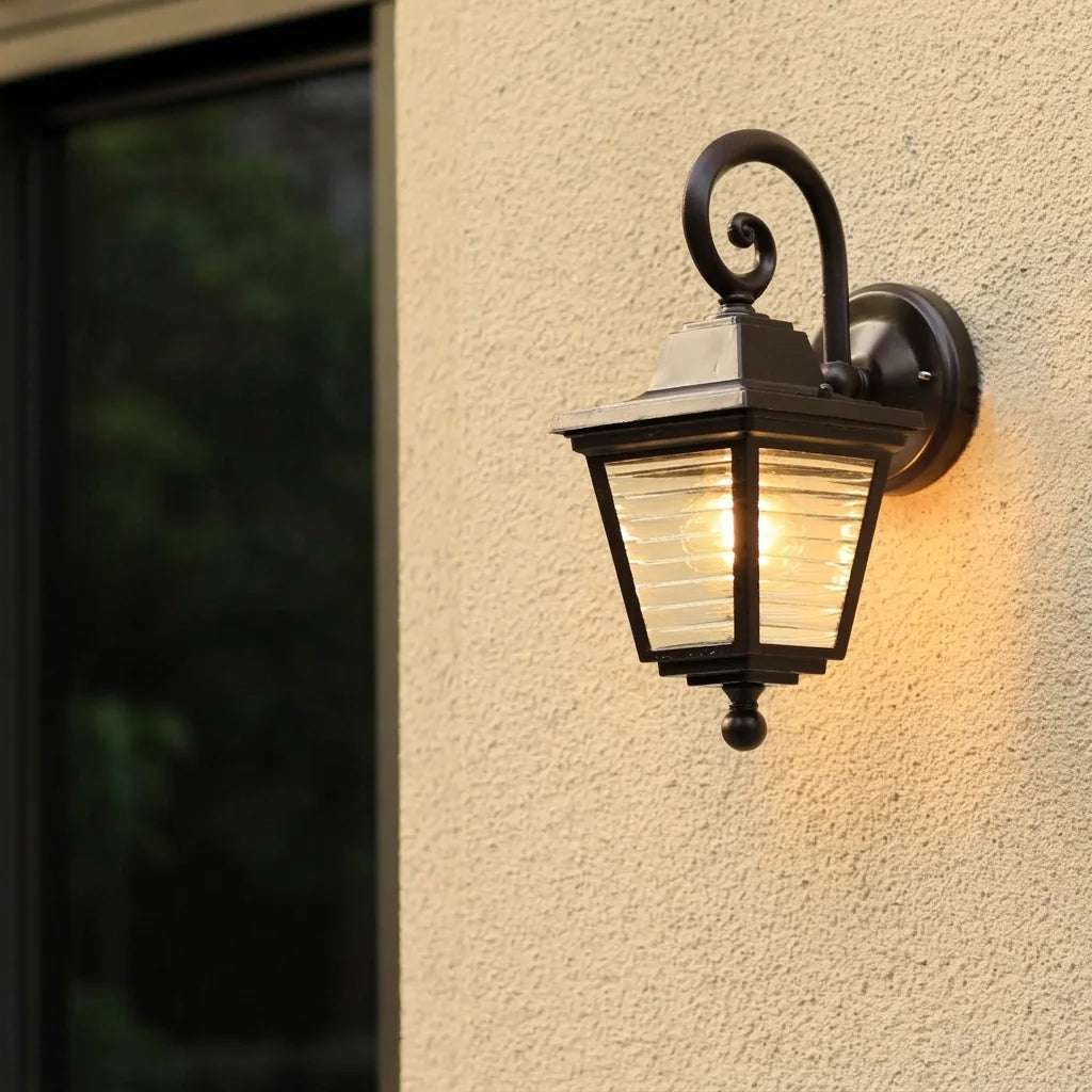 Applique lanterne à volute près d'une fenêtre sur une façade beige