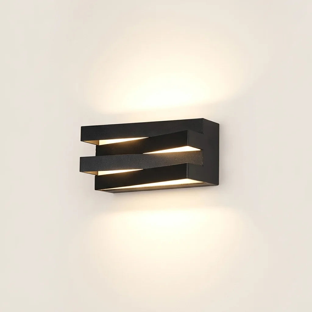 Applique murale extérieure LED noire à lames décalées, allumée