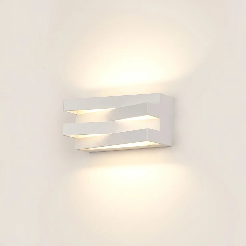 Applique murale extérieure LED blanche à lames décalées, allumée