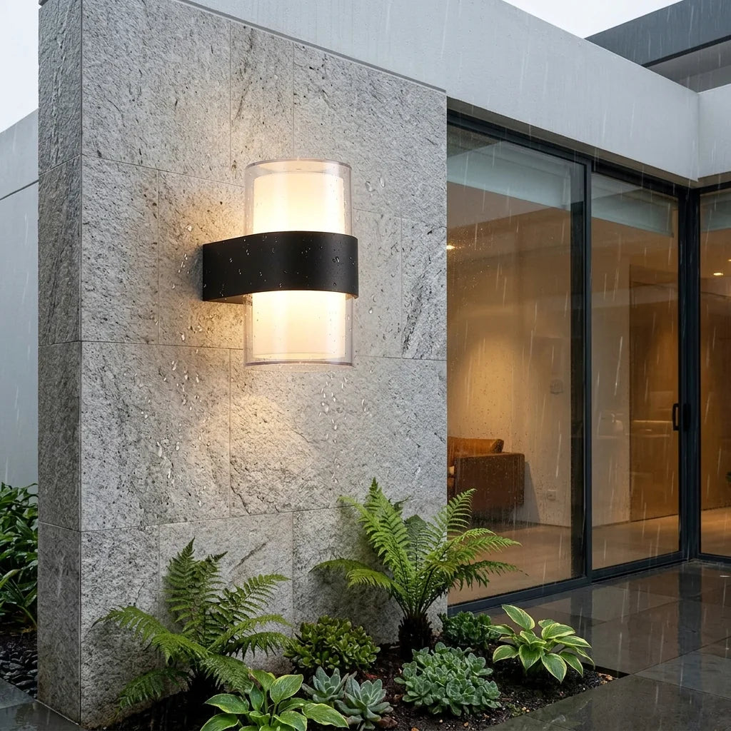 Applique LED ronde sur un mur en pierre d'un patio sous la pluie