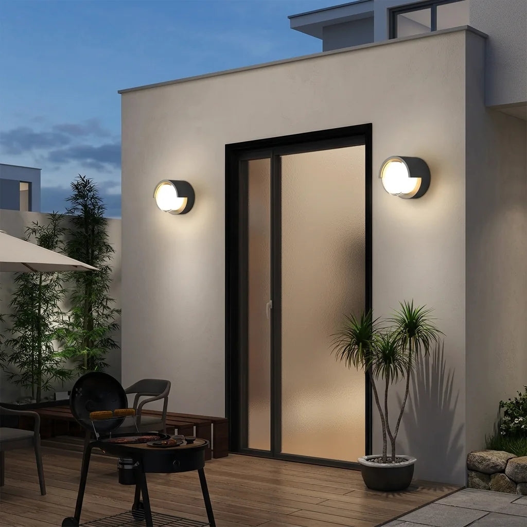 Deux appliques LED rondes de part et d'autre d'une porte vitrée