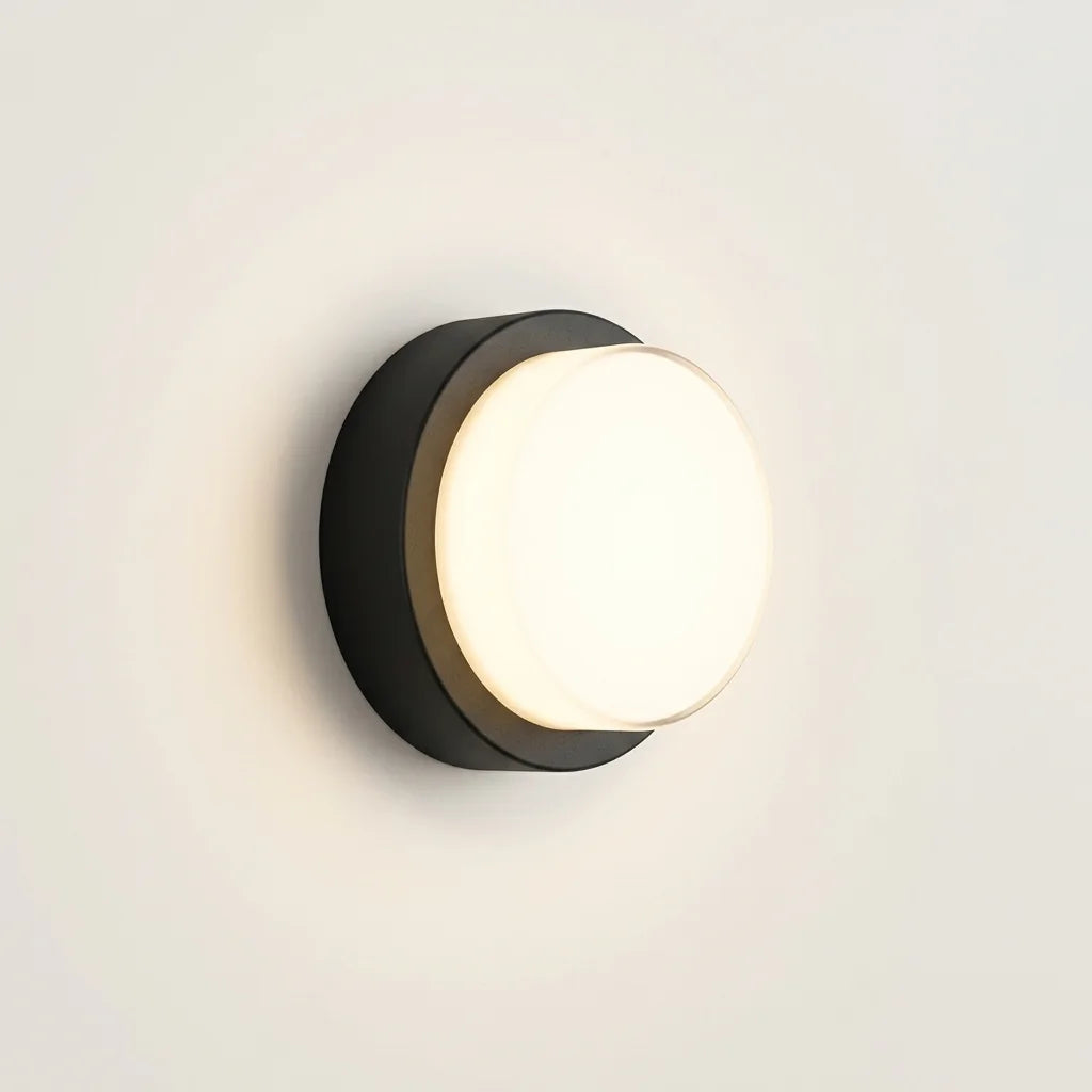 Applique murale LED ronde noire avec diffuseur opale, allumée