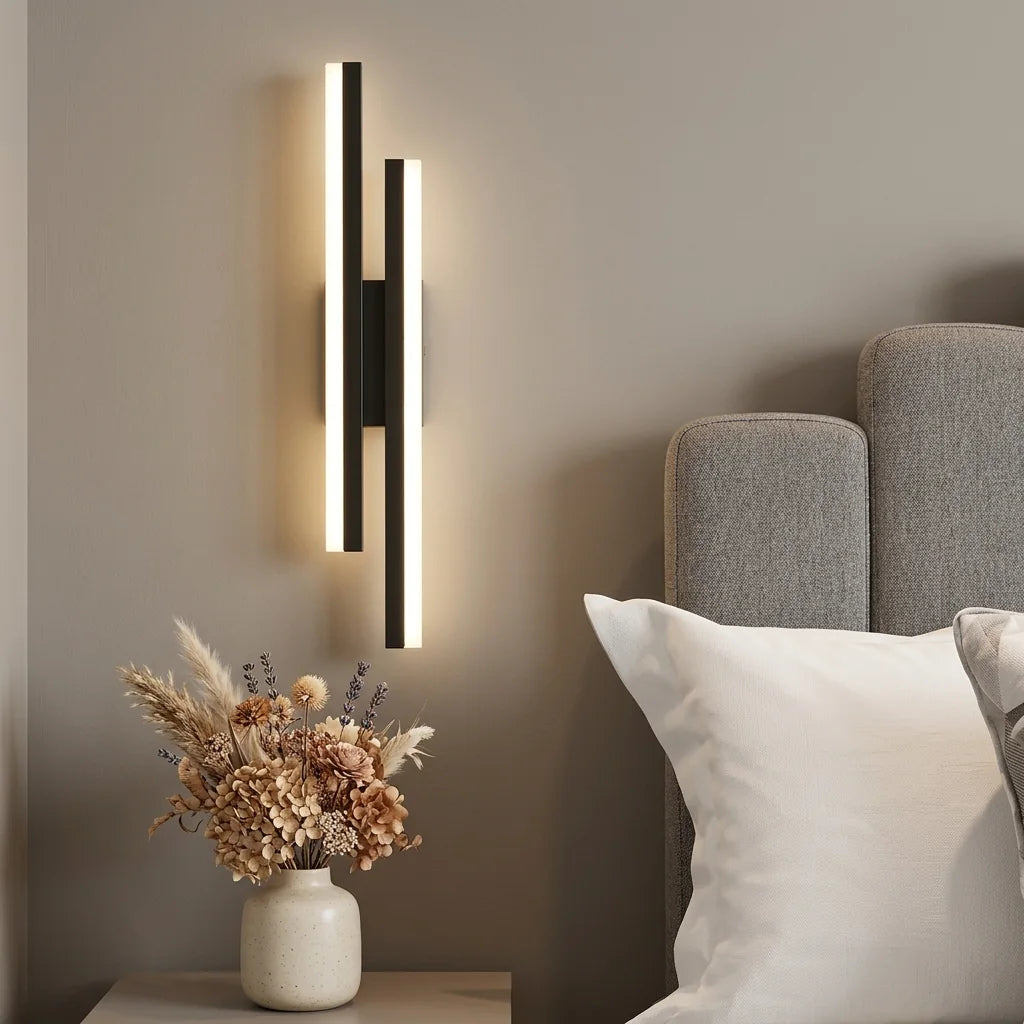 Applique LED double barre noire près d'une tête de lit grise