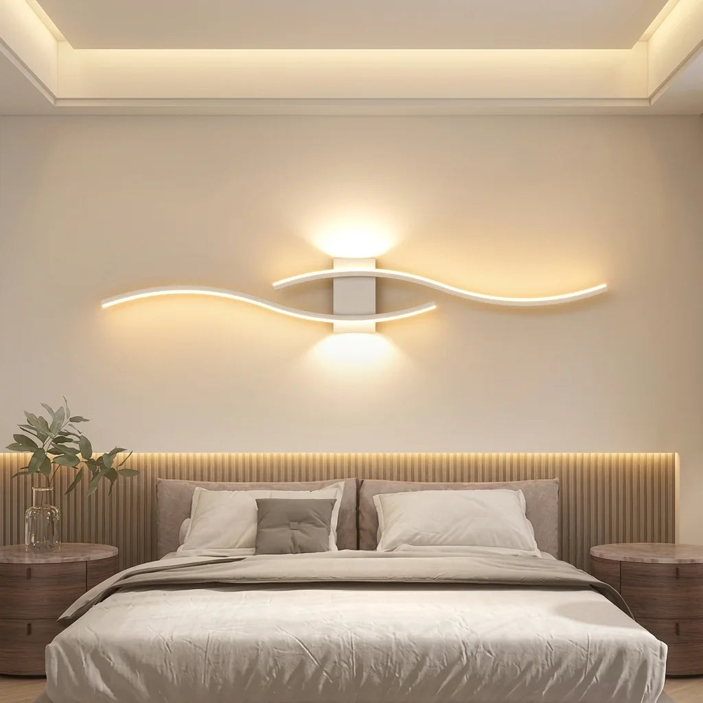 Applique LED vague blanche au-dessus d'une tête de lit en bois