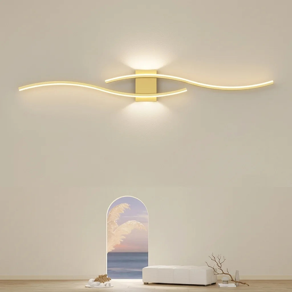 Applique LED vague dorée dans une entrée épurée avec arche