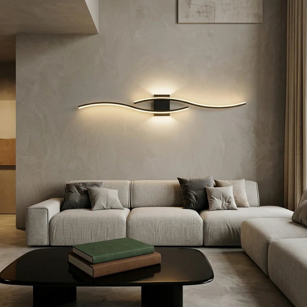 Applique LED vague noire au-dessus d'un canapé d'angle gris