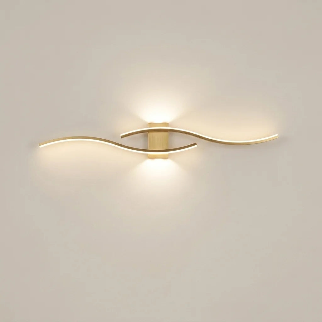 Applique murale LED longue en vague, finition dorée, allumée