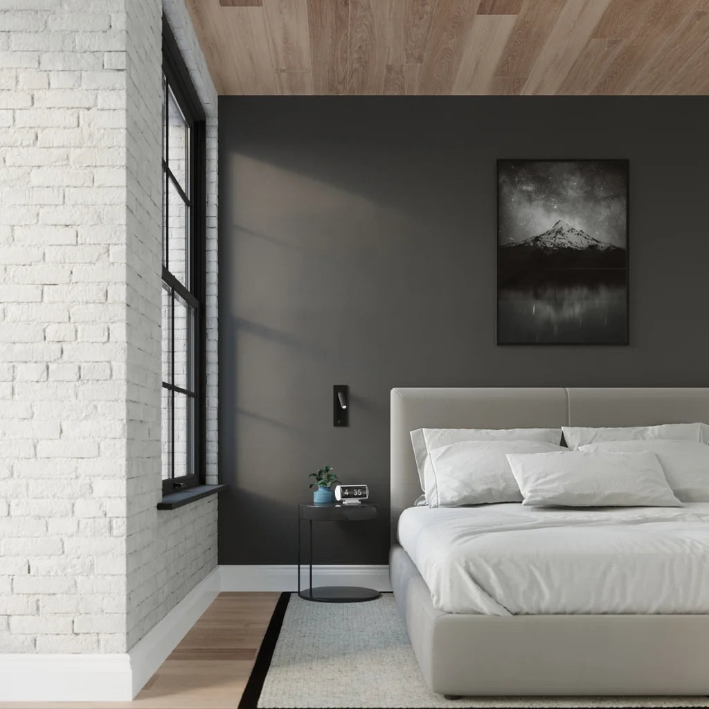 Applique liseuse noire encastrée à spot pivotant dans une chambre