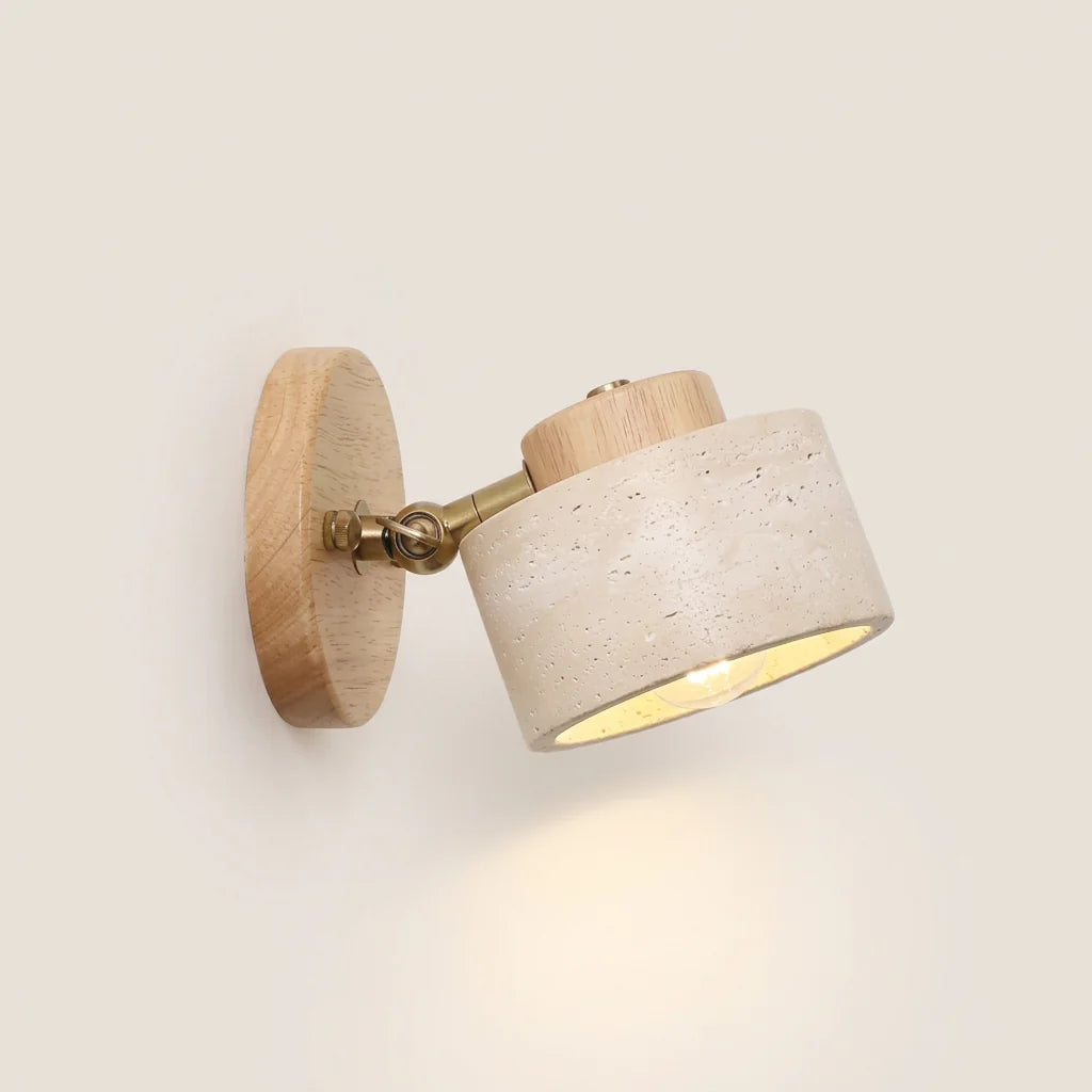 Applique liseuse orientable en travertin et bois clair, allumée