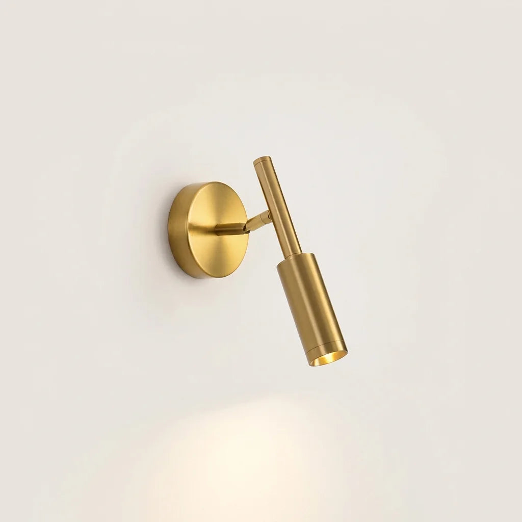 Applique liseuse tube orientable en métal doré brossé, allumée