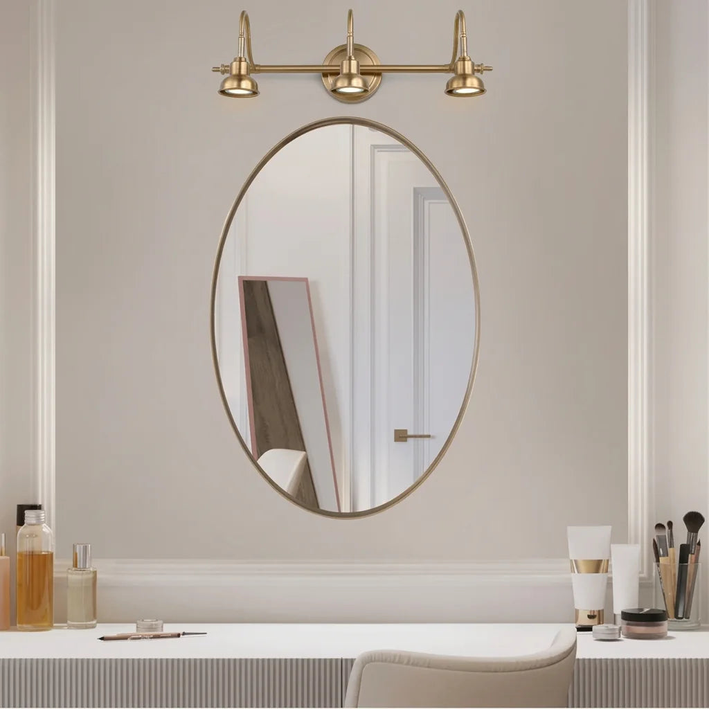 Applique bronze 3 têtes au-dessus du miroir ovale d'une coiffeuse