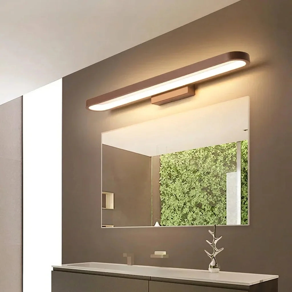 Applique LED barre café au-dessus d'un miroir, salle de bain grise