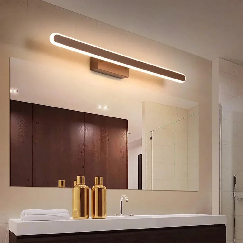 Applique LED barre café au-dessus du miroir d'une salle de bain moderne