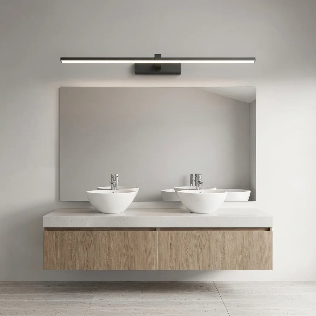 Réglette LED noire au-dessus d'un miroir et de deux vasques