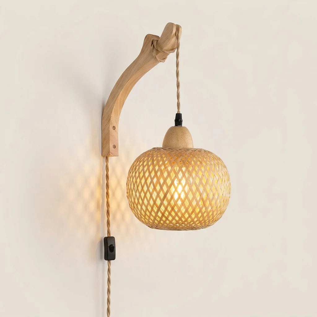 Applique à brancher bras en bois et boule en bambou tressé
