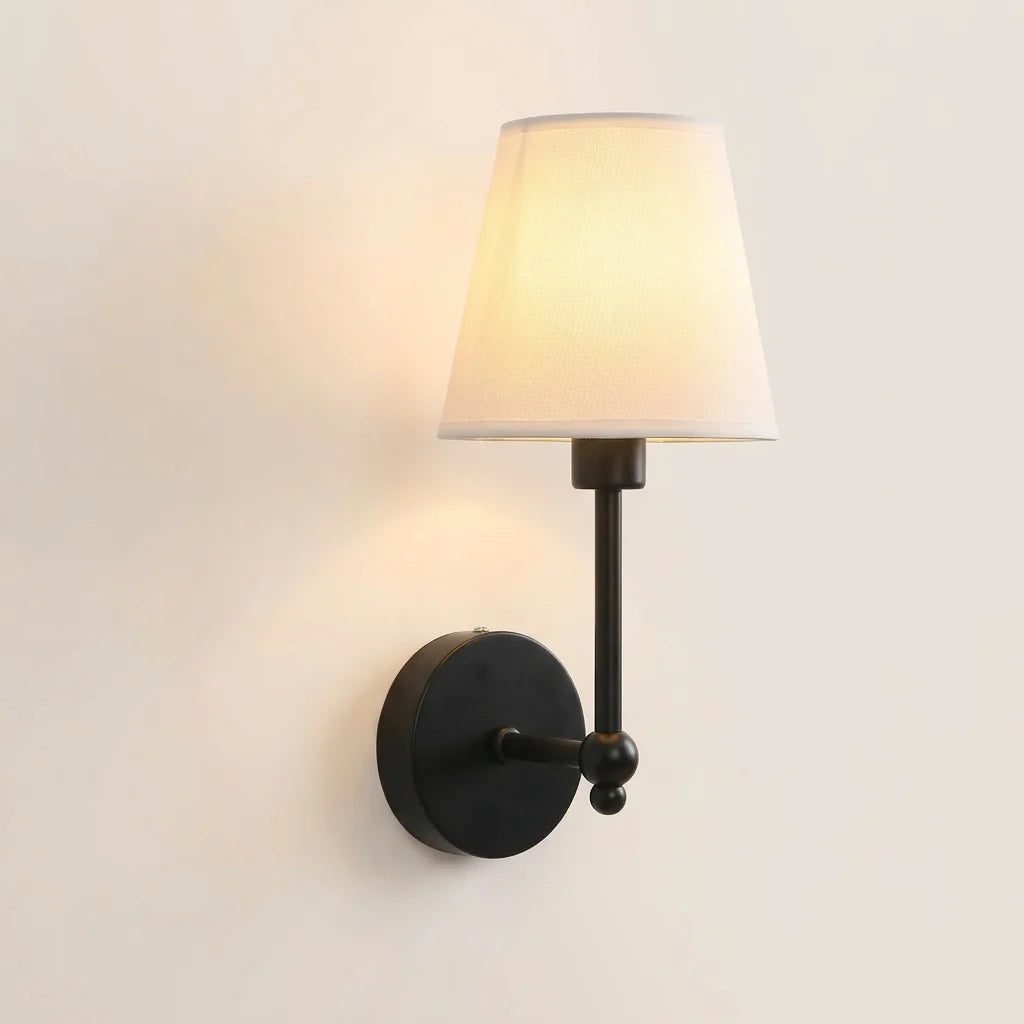 Applique murale rétro noire avec abat-jour en tissu blanc, allumée