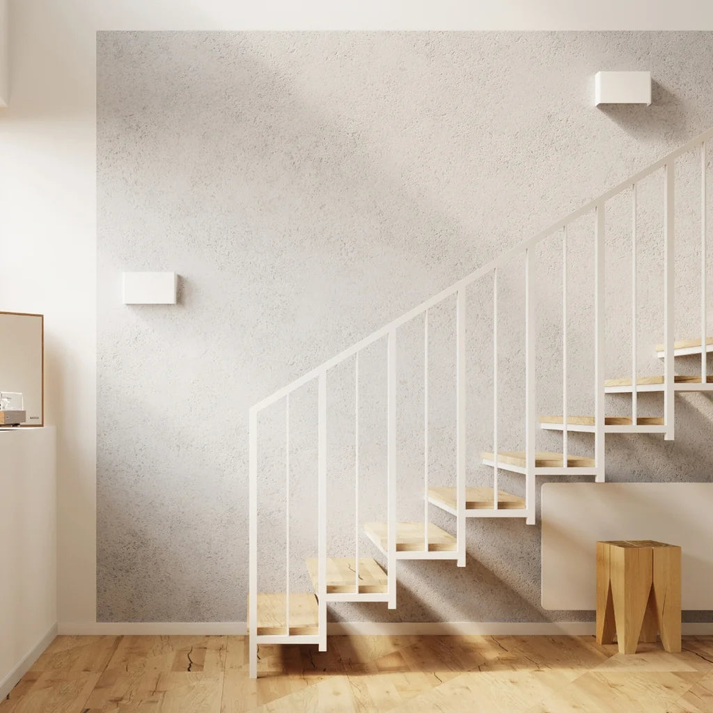 Applique murale acier blanc plié dans une cage d’escalier