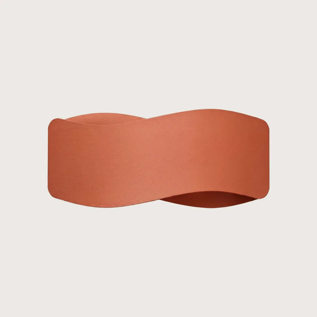 Applique murale bandeau ondulé en acier, coloris ocre rouge (30 cm)