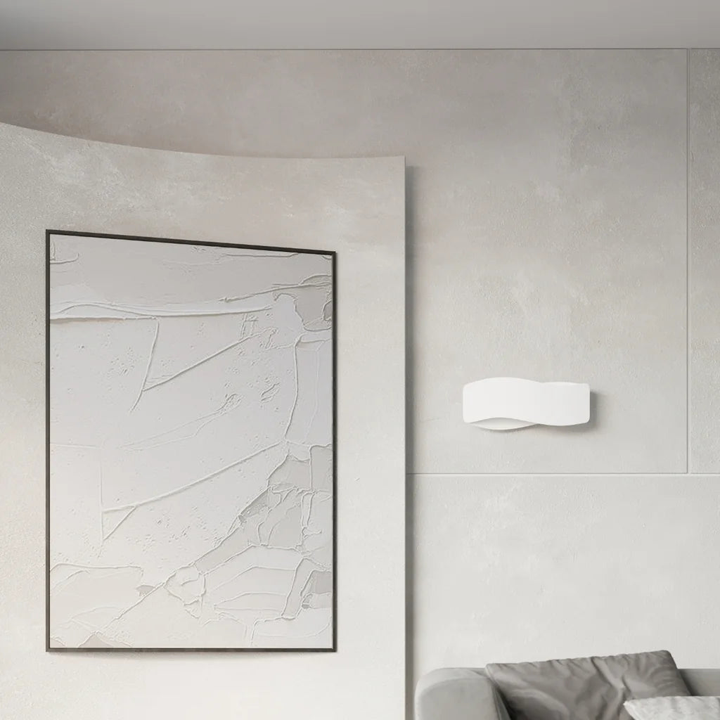 Applique murale bandeau ondulé en acier dans un salon