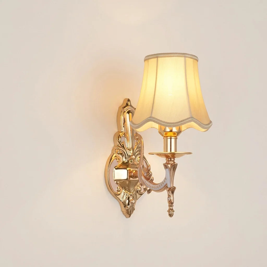 Applique murale baroque dorée et abat-jour plissé, simple tête, allumée