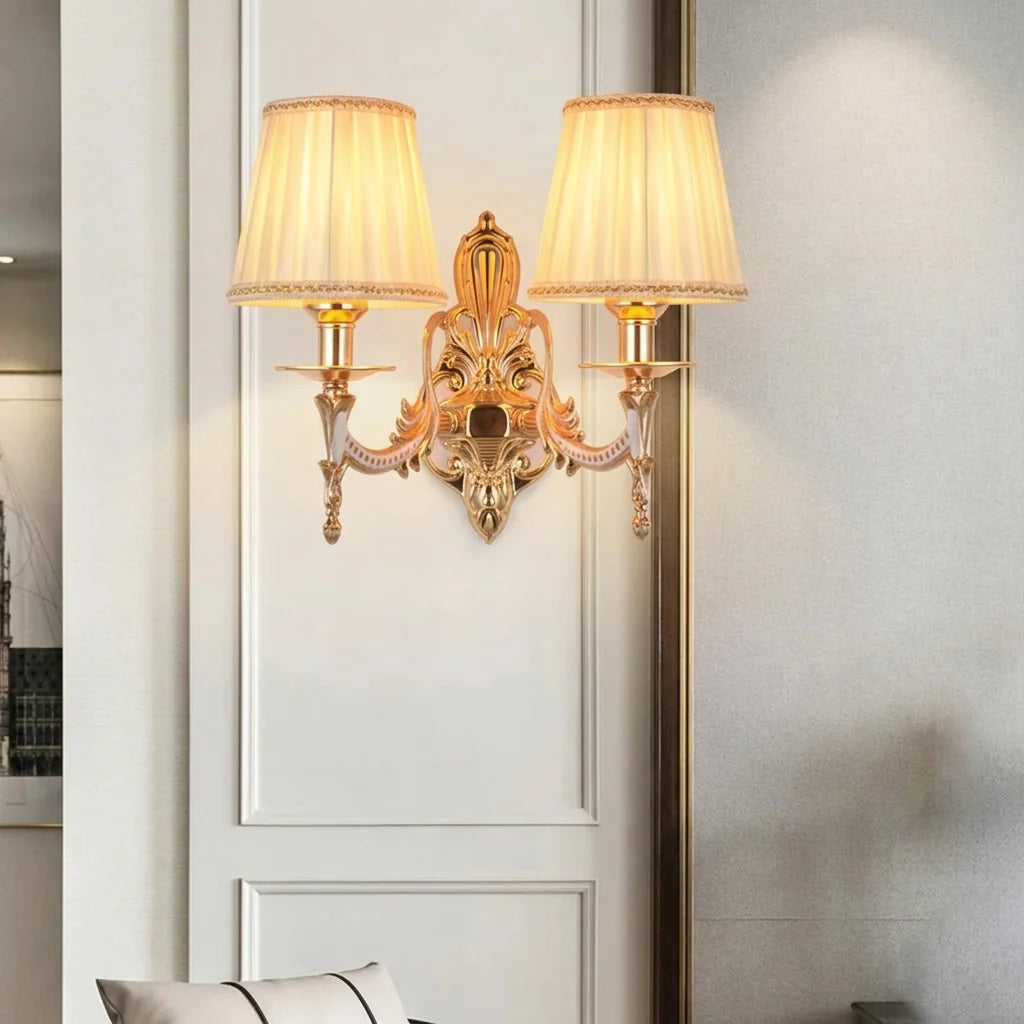 Applique baroque double tête sur un mur mouluré près d'une porte