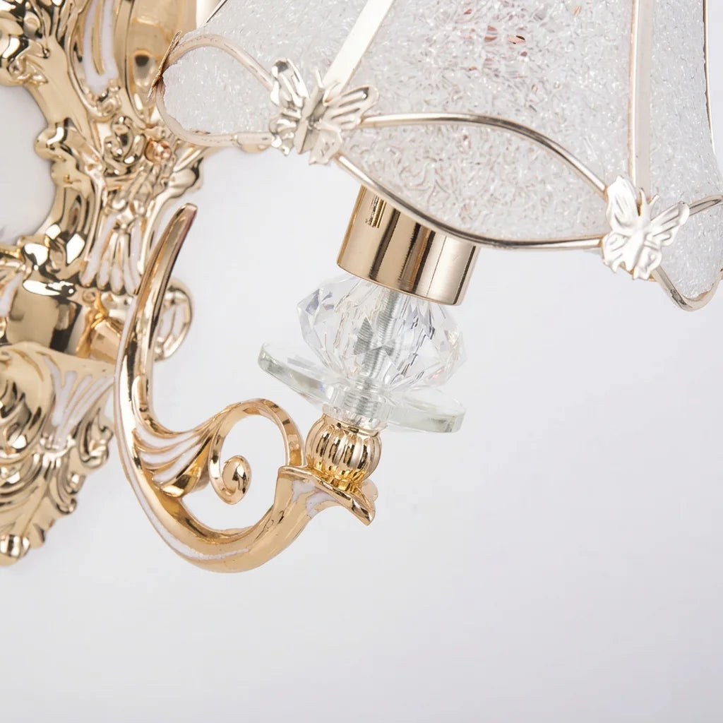 Bras doré, bobèche en cristal et verre craquelé vus de près