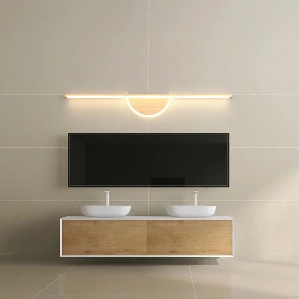 Applique barre demi-lune au-dessus d'un meuble double vasque en chêne