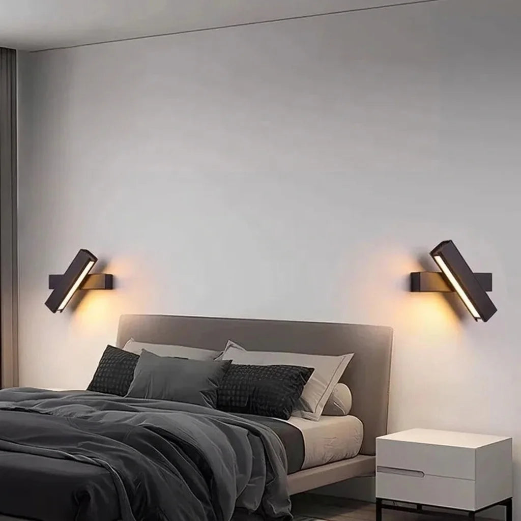 Deux appliques barre LED rotatives de part et d'autre d'un lit gris