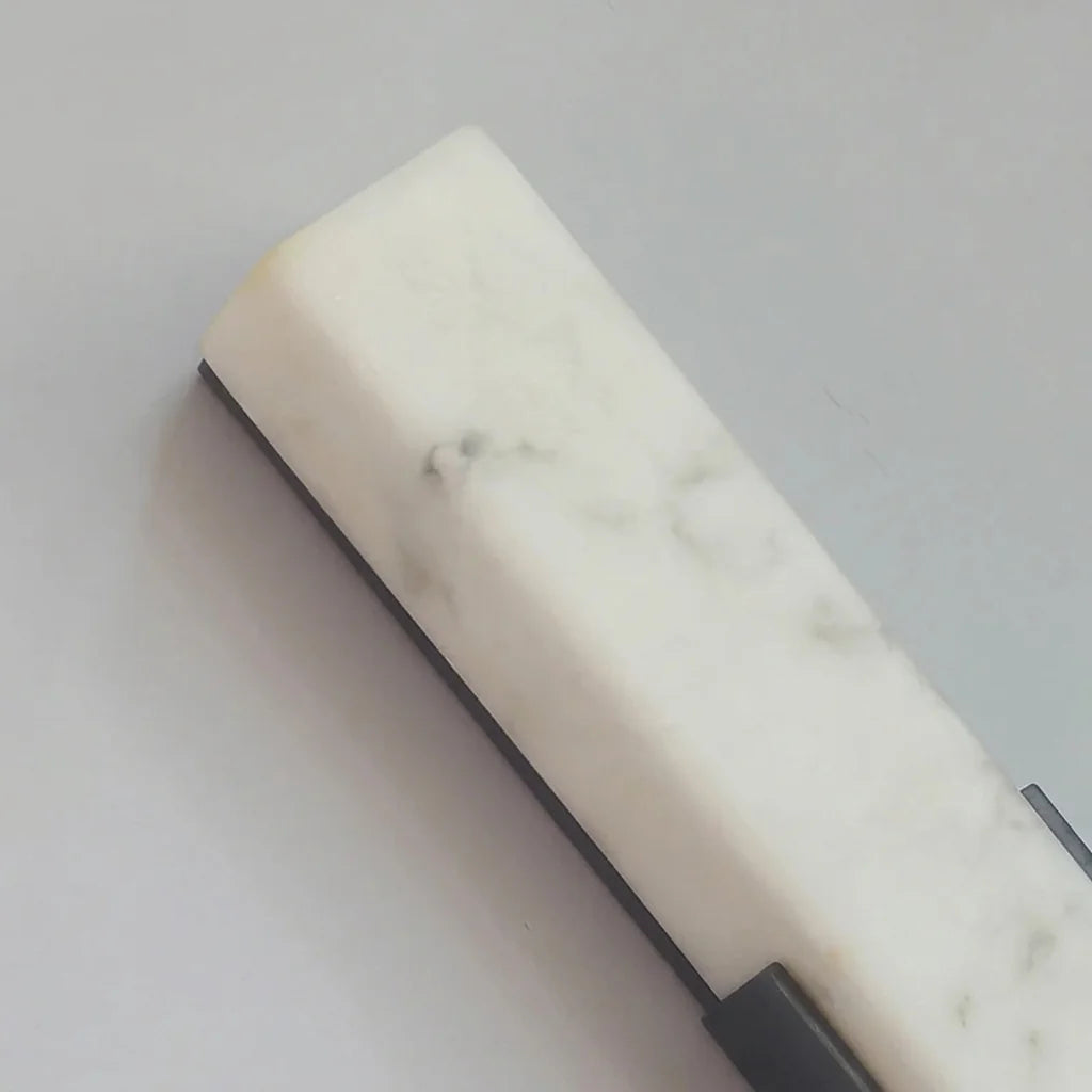 Détail du marbre blanc veiné de l'applique