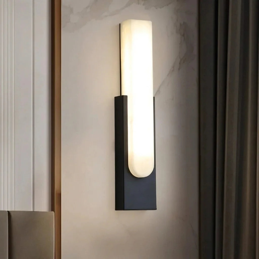Applique barre en marbre et métal noir dans un salon élégant