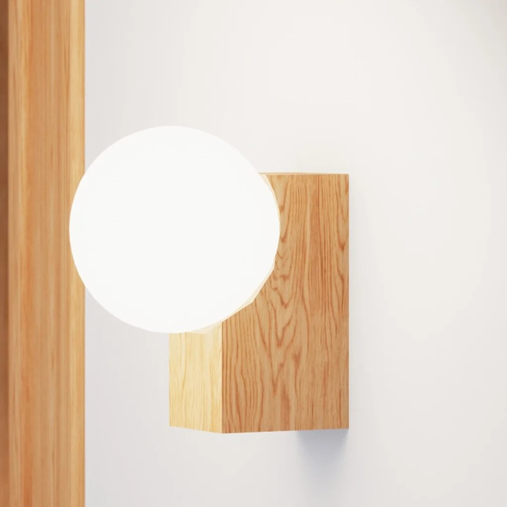 Applique murale bois naturel et globe opalin dans une chambre
