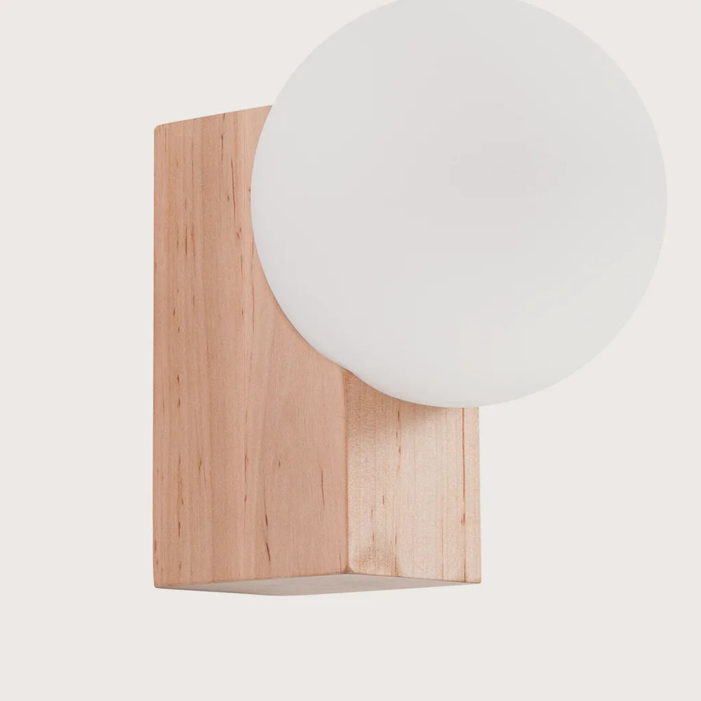 Applique murale bois naturel et globe opalin