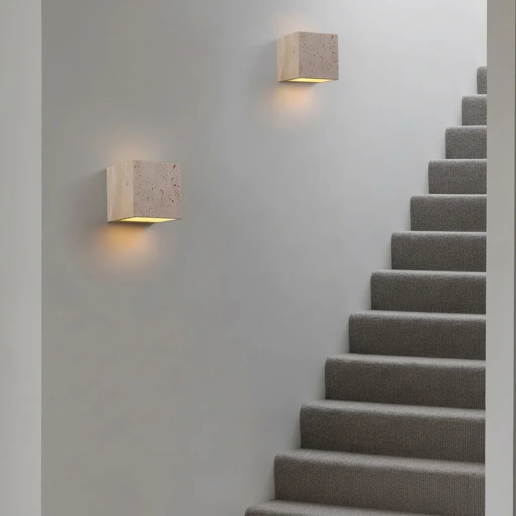 Deux appliques cube en travertin le long d'un escalier
