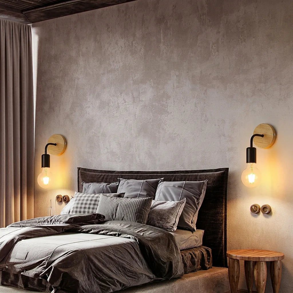 Paire d'appliques bois et métal noir de part et d'autre d'un lit