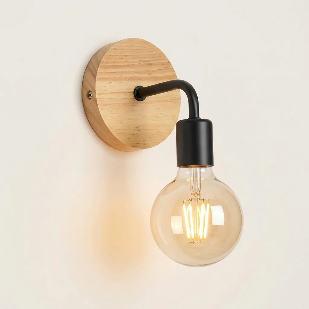 Applique murale bois et douille noire avec ampoule globe, allumée