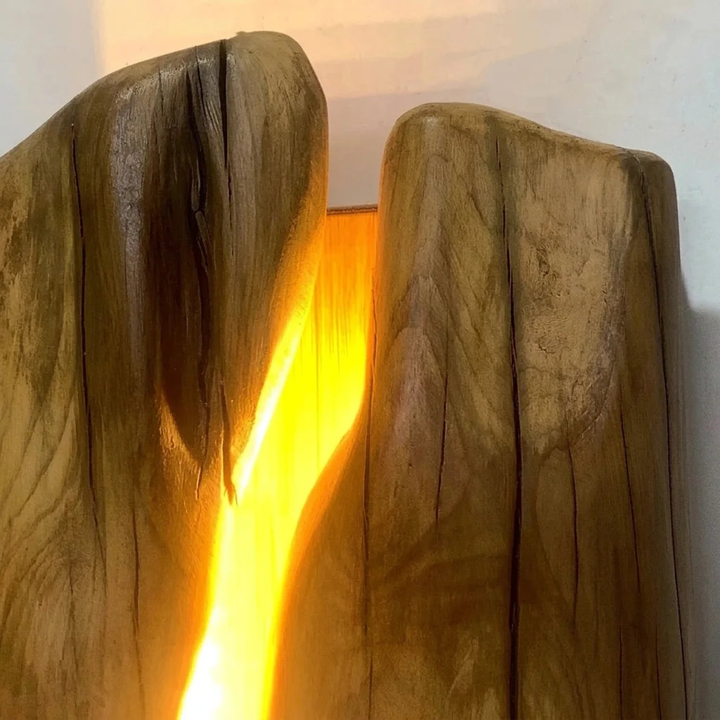 Lumière chaude passant entre les deux pièces de bois sculpté