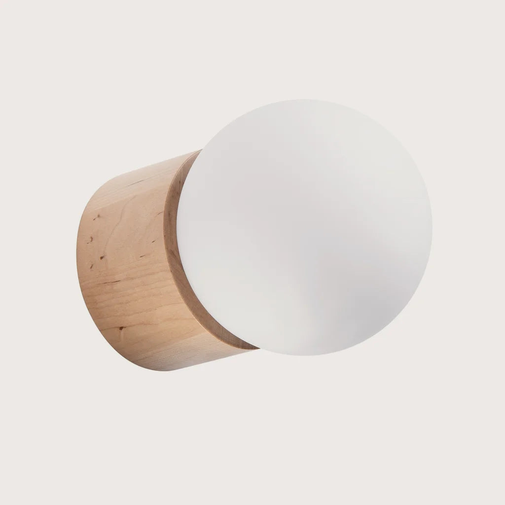 Applique murale bois naturel et globe opalin